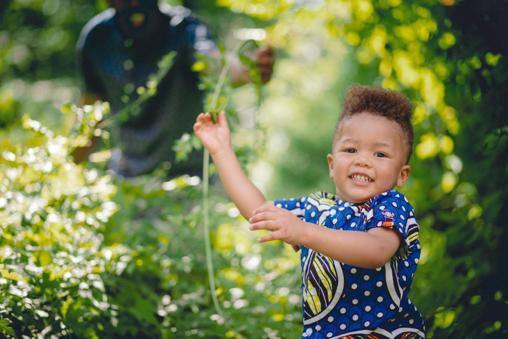 A Family Portrait Session in the Garden with Felipe 13