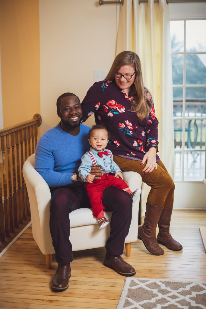 Felipe Captures This New Familys Portraits Right There in Their Home 01