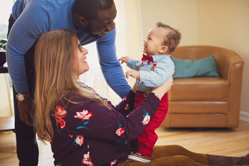 Felipe Captures This New Familys Portraits Right There in Their Home 03