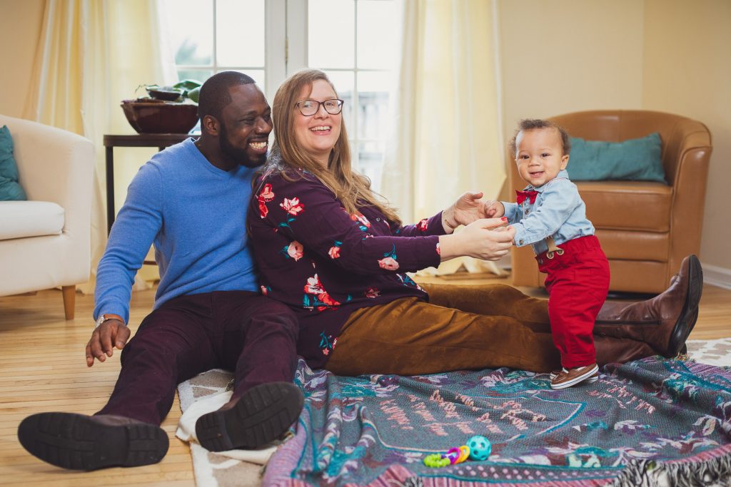 Felipe Captures This New Familys Portraits Right There in Their Home 04