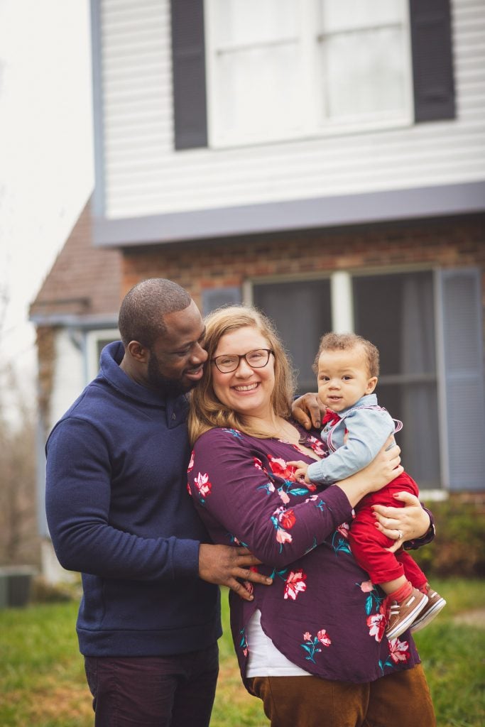 Felipe Captures This New Familys Portraits Right There in Their Home 10