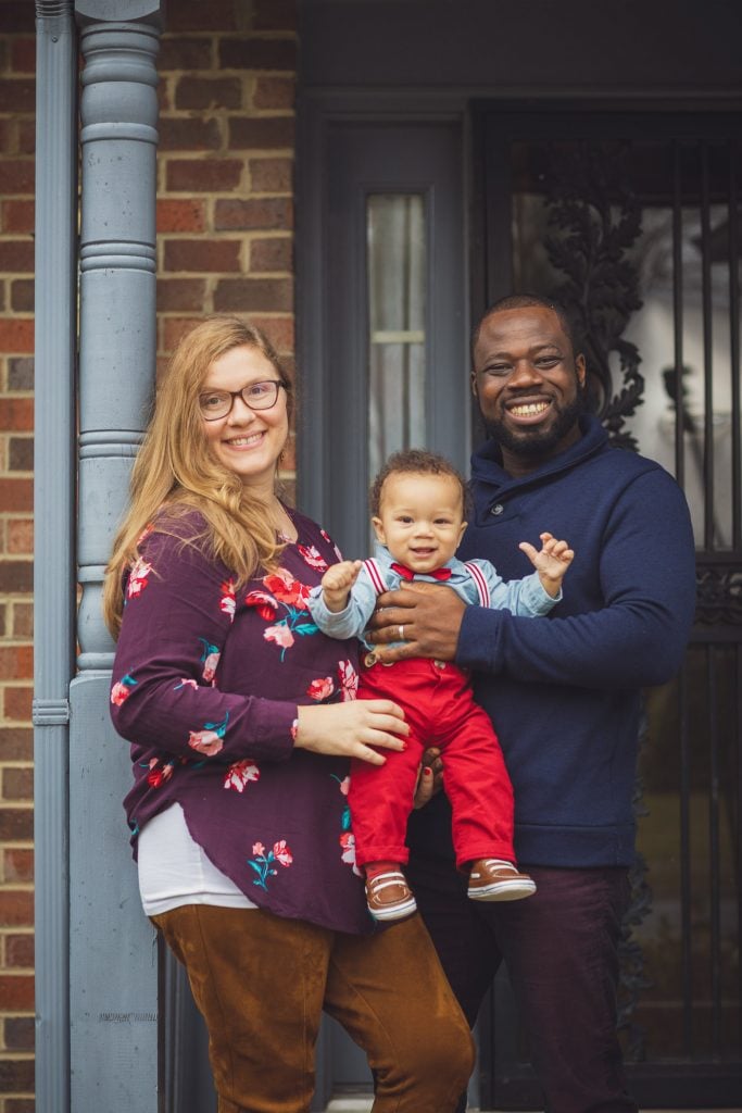 Felipe Captures This New Familys Portraits Right There in Their Home 11