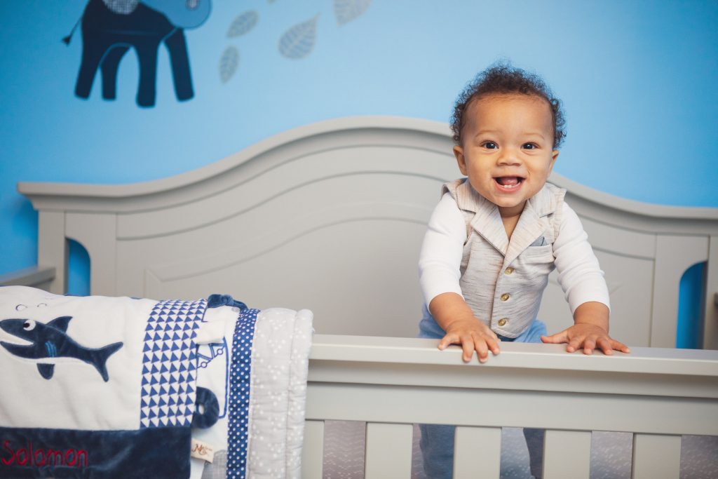 Felipe Captures This New Familys Portraits Right There in Their Home 15