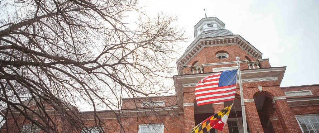 A Circuit Court building in Annapolis, Maryland featuring a clock tower and an American flag.